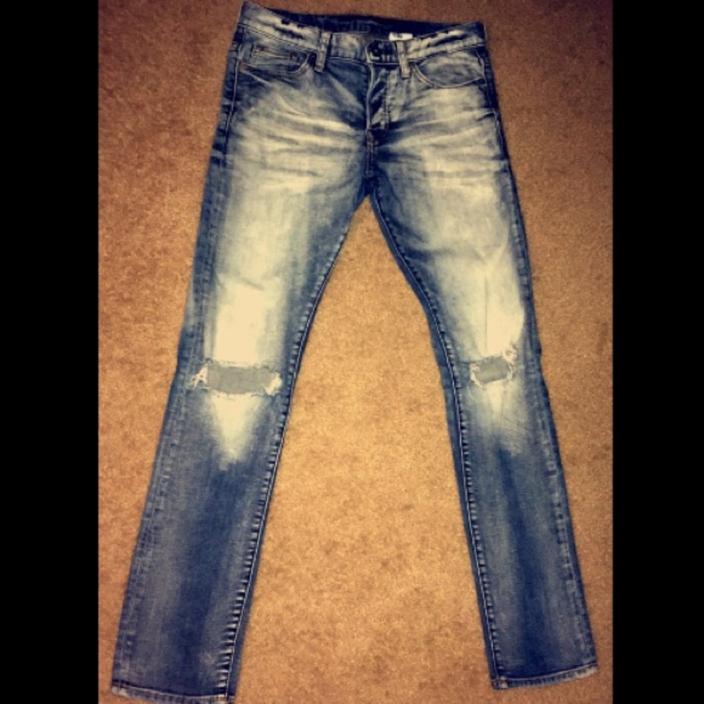 H&M men’s size 29 waist, light washed denim style